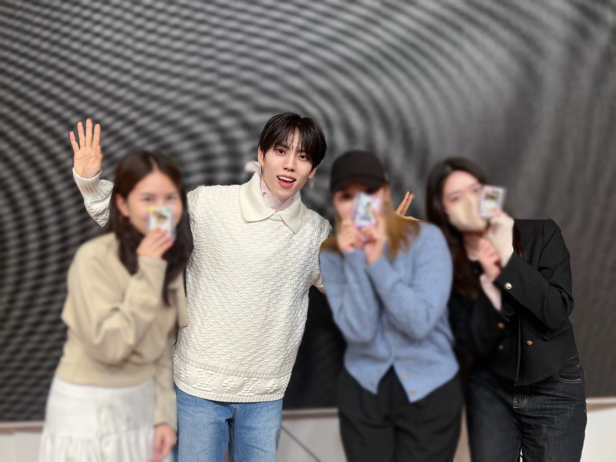 #260125_팬싸인회

오늘 아파서 컨디션이 😪
내꾸들 보자마자 충전 !
내가 어떤 상황 , 어떤 일이 있어도
나에게 힘이 되어줘서 늘 고마워 !
나도 그런 존재가 되어 줄게영 (૭ ᐕ)૭
탑꾸할때 스티커를 얼굴있는쪽에 했더니
그 당황한 분위기 잊지 못해 헿
그게나야💛

#장동우 #JANGDONGWOO #sway