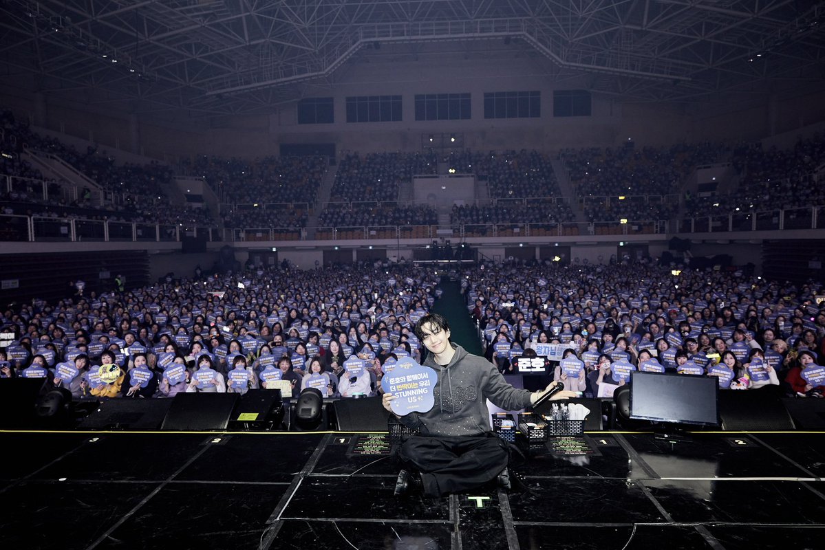 2026 LEE JUNHO FAN MEETING 
<STUNNING US> DAY 2

내 앞을 비추는 나의 전부
오늘도 고마워🎂

#이준호 #LEEJUNHO
#STUNNINGUS
#2026_LEEJUNHO_FANMEETING
#O3Collective