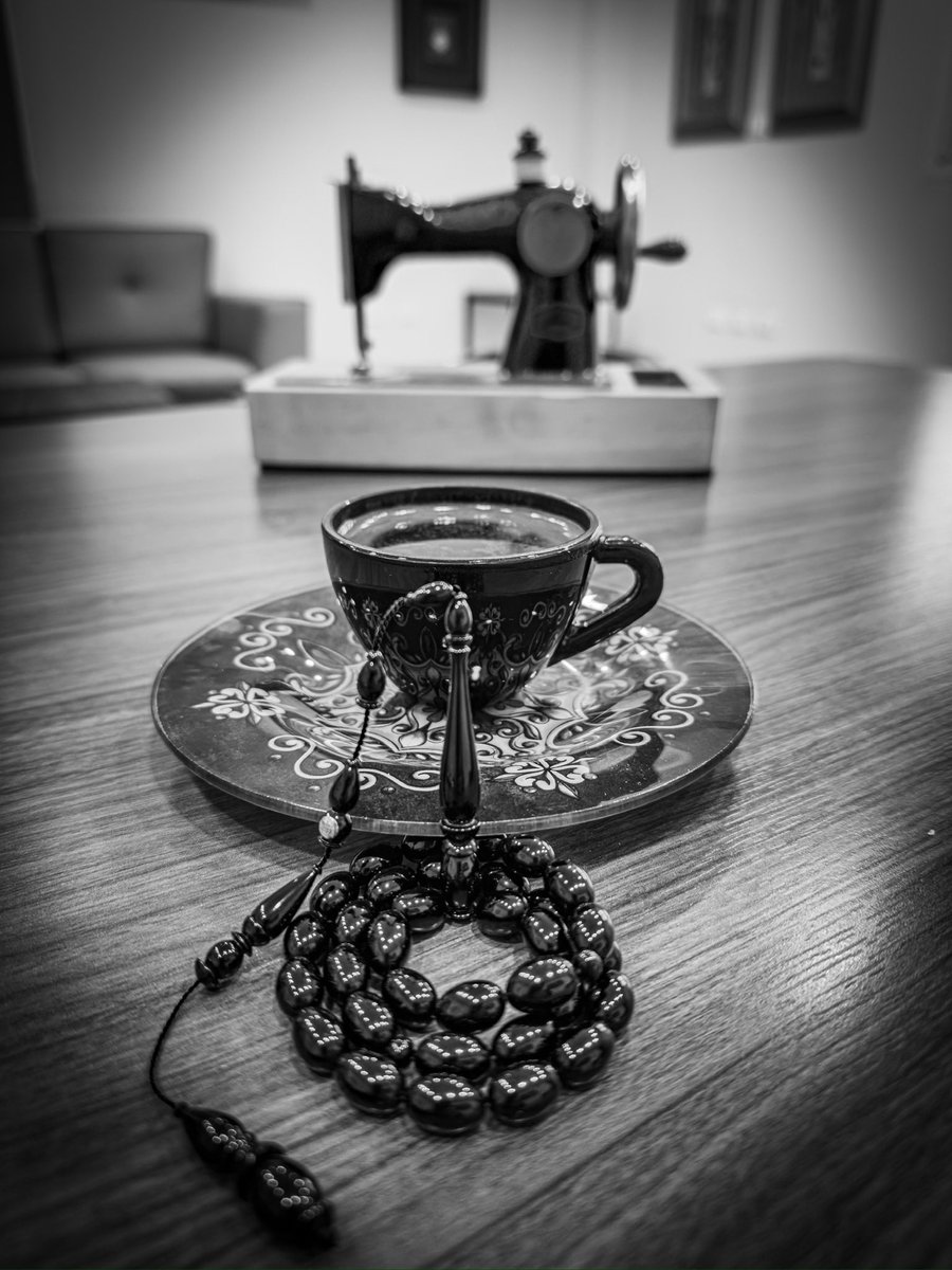 Bu kahve kokusunda bir şey var; 
Tüm renkler siyah beyaz oluyor, 
Sade gözlerinin yeşili kalıyor içimde
Bir Kız Çocuğu şarkı söylüyor delice
Büyüdüğümü unutturuyor bana
Bu kahve kokusu…
Sarhoş ediyor beni iyice!

Eyvallah…🍀