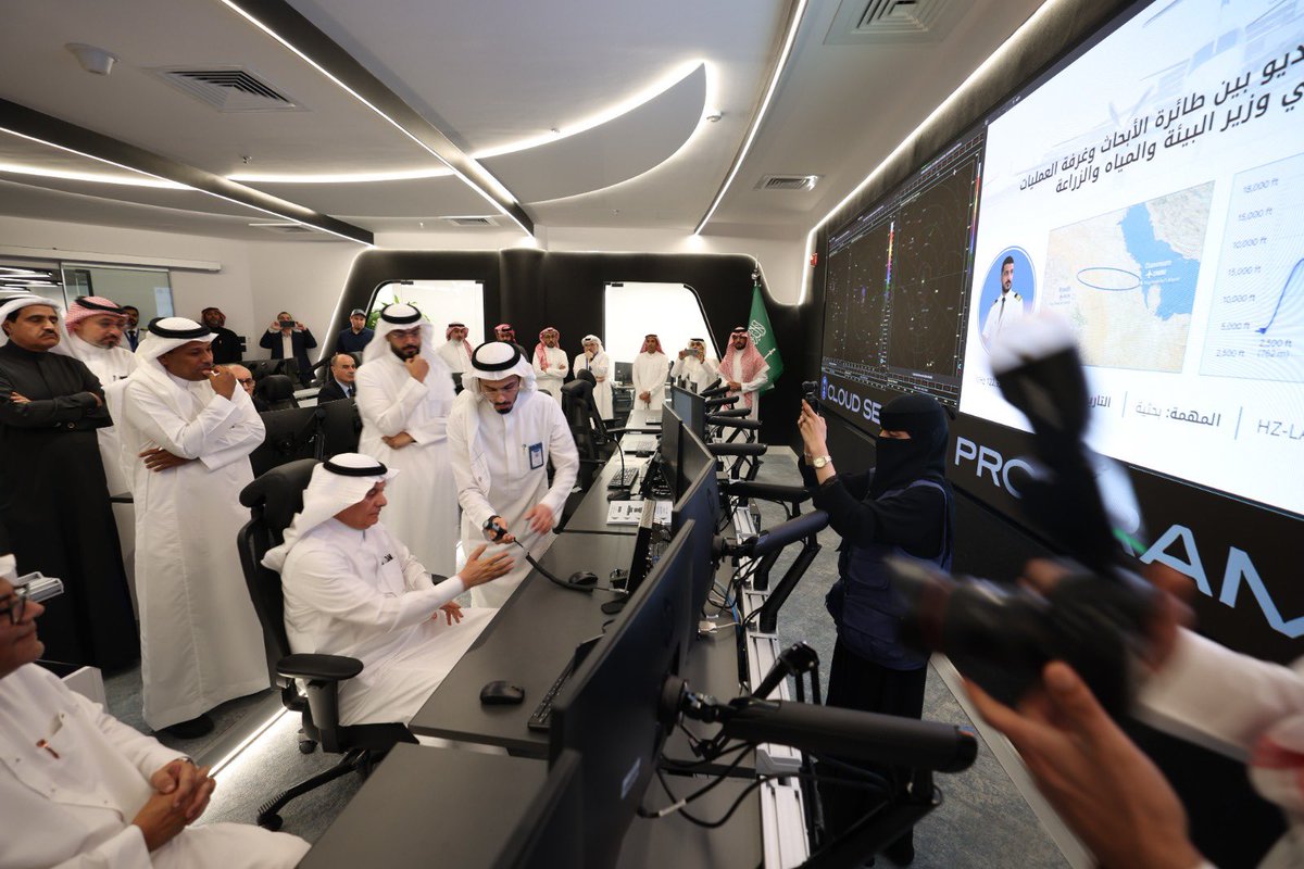 معالي وزير البيئة يدشن "المختبر الطائر" لاستمطار السحب الأحدث عالمياً ويطلق عددا من البرامج والأنظمة الأرصادية والمناخية

دشّن معالي وزير البيئة والمياه والزراعة، رئيس مجلس إدارة المركز الوطني للأرصاد المهندس عبدالرحمن بن عبدالمحسن الفضلي، "المختبر الطائر".. طائرة أبحاث الاستمطار