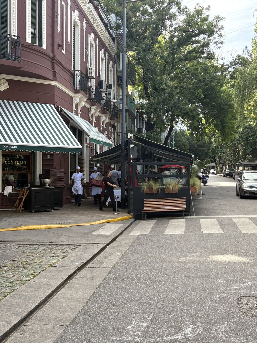 AguanteCerebro's tweet image. Devuelvan las veredas y las calles!