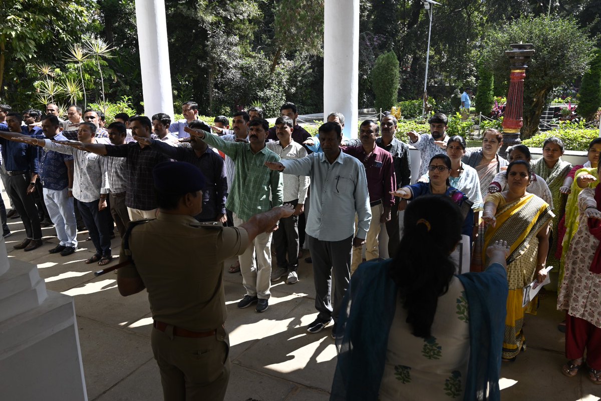 ಬೆಂಗಳೂರು ಜಿಲ್ಲಾ ಪೊಲೀಸ್ ವತಿಯಿಂದ ರಾಷ್ಟ್ರೀಯ ಮತದಾರ ದಿನದ ಪ್ರಯುಕ್ತ ಬೆಂಗಳೂರು ಜಿಲ್ಲಾ ಪೊಲೀಸ್ ಕಚೇರಿಯಲ್ಲಿ  ರಾಷ್ಟ್ರೀಯ ಮತದಾರರ ದಿನದ ಅಂಗವಾಗಿ ಎಲ್ಲಾ ಅಧಿಕಾರಿ ಮತ್ತು ಸಿಬ್ಬಂದಿಗಳಿಗೆ ಪ್ರತಿಜ್ಞಾವಿಧಿಯನ್ನು ಬೋಧಿಸಲಾಯಿತು.
#nvd2026 #nationalvotersday2026