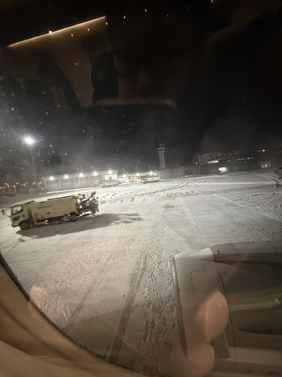 karinobin's tweet photo. 週末は札幌に帰っていたのだけど、今日は交通機関がストップしてたのでうちの子が2時間半かけて空港まで見送りしてくれました🥰
いたもは満席の最終便も今夜はゆったり帰ることができました😊👍 https://t.co/tKlBcFBccc