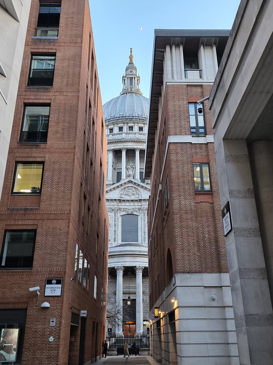 We continued our tour yesterday along the 100 Bus Route dancing opposite the Town of Ramsgate in Wapping, outside the White Swan in Aldgate before finishing at St. Paul's with the final show on St. Peter's Steps
#100years #100bus #morris