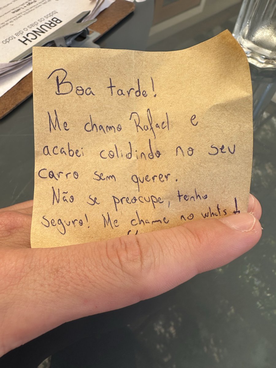 lorenzolfm's tweet image. Triste que bateram no meu carro. Feliz que foi uma pessoa honesta.