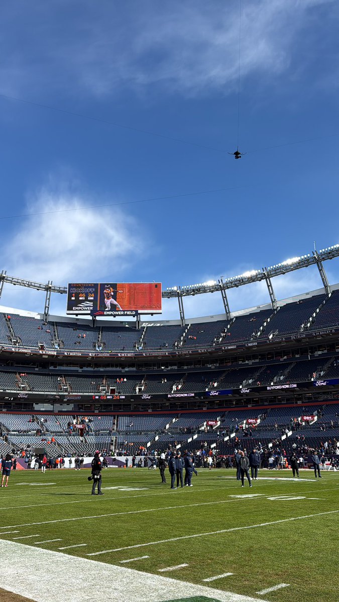 tracywolfson's tweet image. Absolutely beautiful here in Denver right now. Cool and crisp- temps expected to feel around 20 degrees at kickoff but I’ll take it. Can’t beat the Colorado Sky!