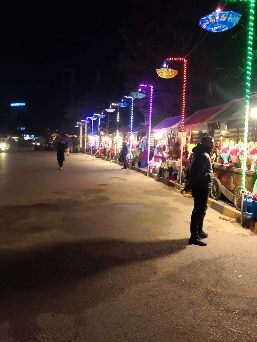 AzmatUswa's tweet photo. Model Hand Cart Bazaar D Ground Faisalabad https://t.co/TavJy64TBF