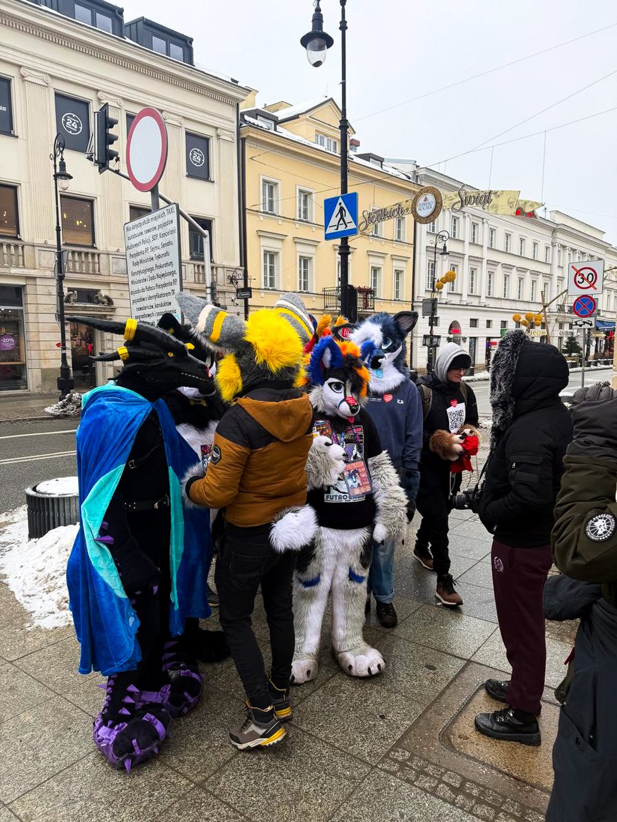 Kilka fotek z #wosp2026. Po raz kolejny zostałem naładowany mnóstwem pozytywnej energii. DZIĘKUJĘ. 🥰 I podziękowania dla <a href="/MeralonHorse/">Meralon</a> i <a href="/AmberDoggo/">AmberDoggo</a> za helperowanie. 💛

Ps. według 90% ludzi jestem wilkiem, więc od dziś jestem wilkiem xD