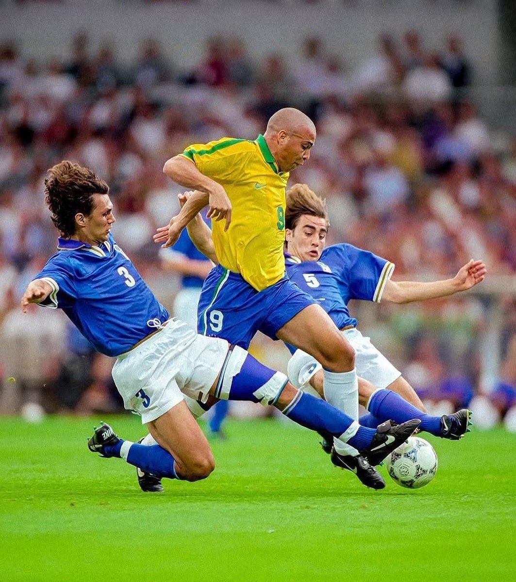🎨🇧🇷 Esta foto tiene que ser expuesta en todos los museos del fútbol mundial. Cannavaro y Maldini tratando de detener a Ronaldo Nazario.