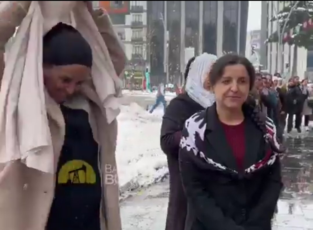 İslam'ı yaşayan toplumlar izzet bulurlar.

İslam'dan uzaklaşan toplumlar, izzetten soyutlanırlar.

Birileri toplumu izzetten soyutlamak isteyecek, izzeti muhafaza edenlere selam olsun.