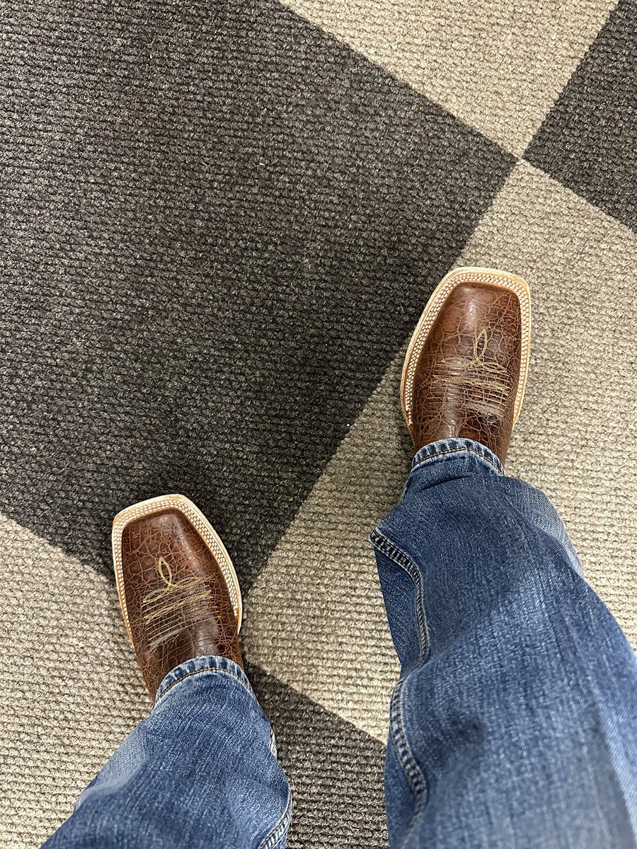 These employee discounts on boots are fire at Cavender’s! #boots #country #yall