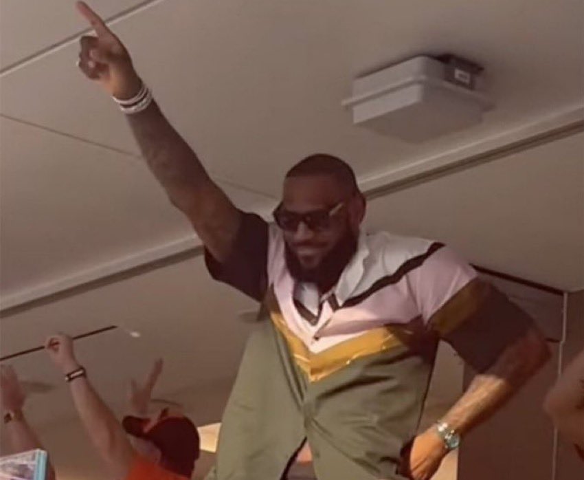 Weeleey6's tweet image. My hands your waist, my heart away
Unanicunha cunha, nicunha Cunha🎶🎶🎶