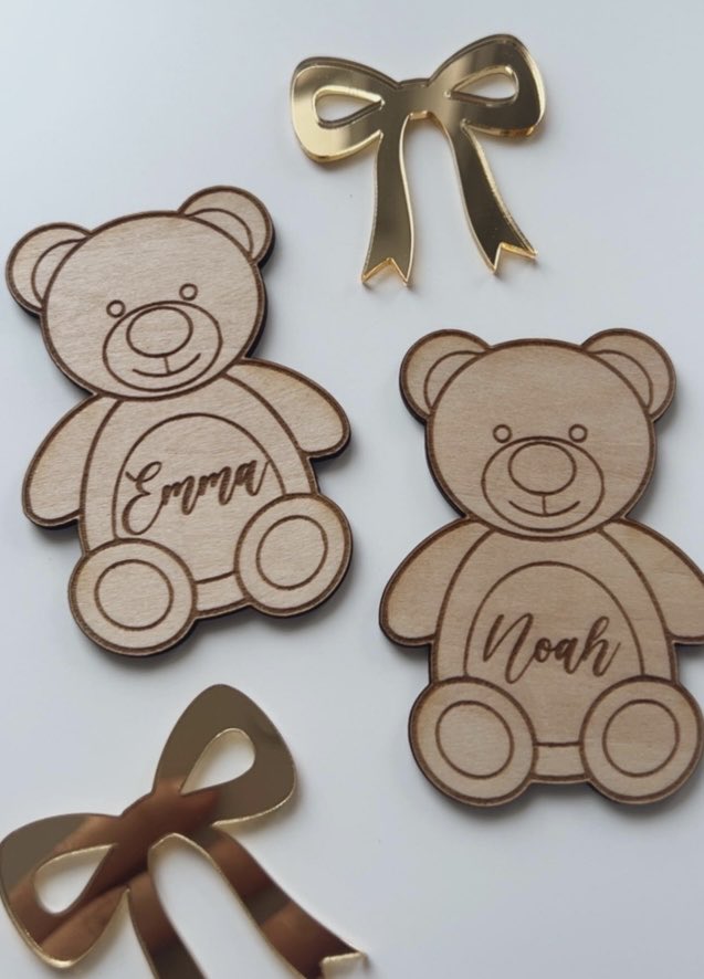 Teddy Bears 🧸 customized for a baby shower. Wood engraved name. #teddybear #babyshower #woodengraved #celebration 
topyoursweetsco.etsy.com/listing/444669…