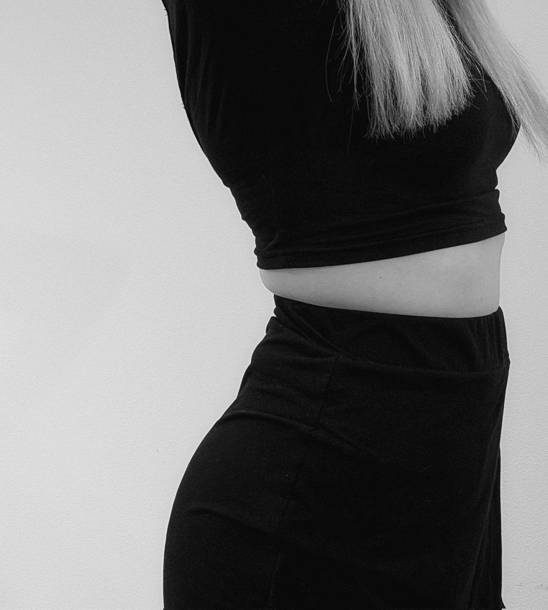 LiviaLuxe's tweet photo. Ready to dance. Wer fängt mich auf, wenn ich zu wild werde?

#nightout #allblackeverything #leoprint #ootd #wildside https://t.co/lcJNdJaOnK
