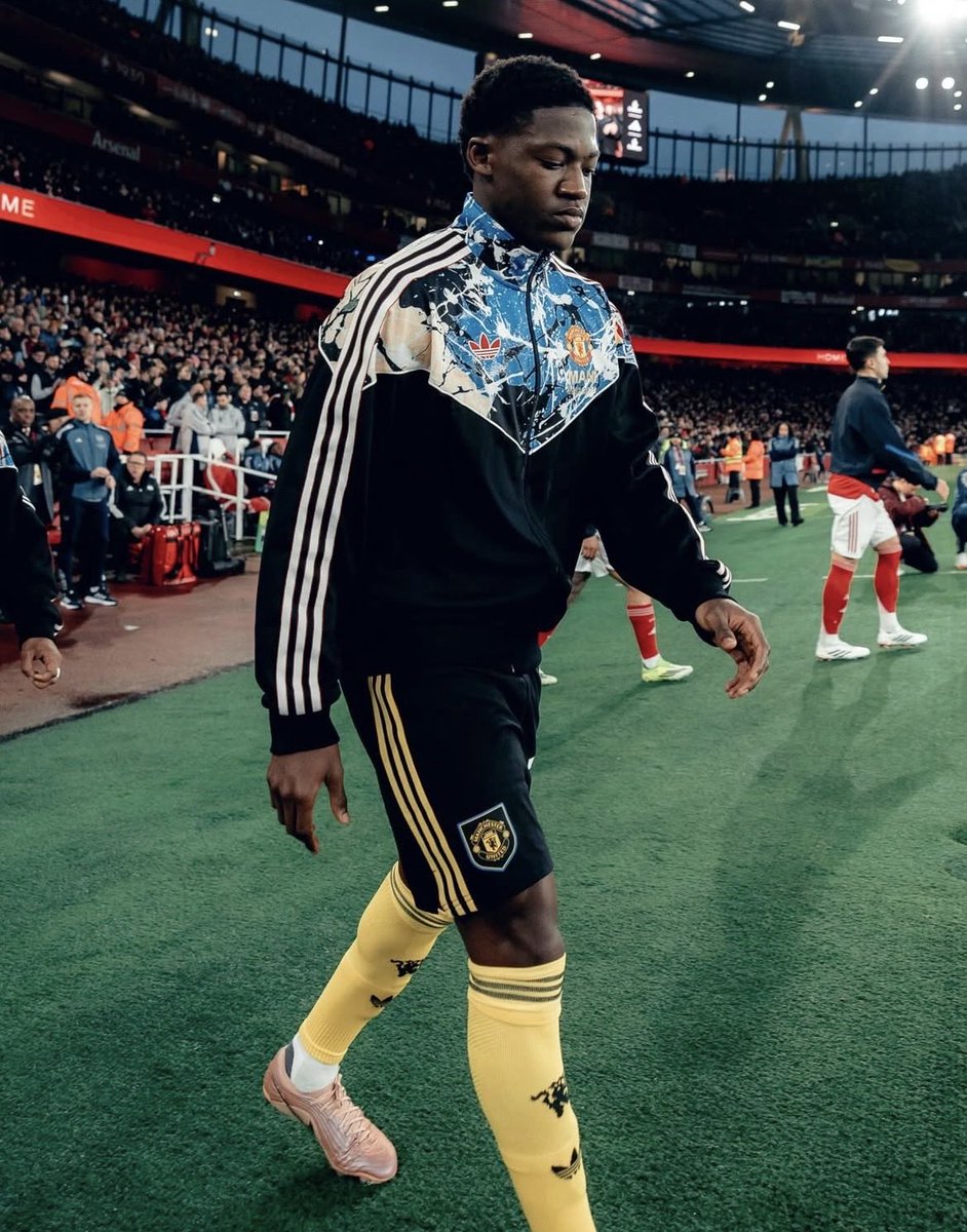 StatmanDave's tweet image. Kobbie Mainoo’s game by numbers vs. Arsenal:

100% long pass accuracy 
85% pass accuracy 
51 touches 
4 passes into the final third 
4 ball recoveries 
2 chances created
1 shot 
1 assist

Easy to forget he’s still just 20. 😳