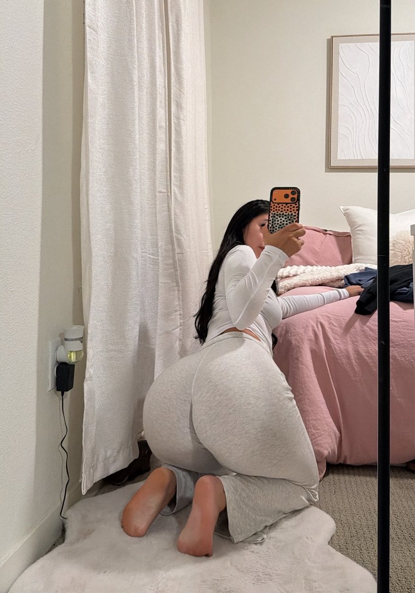 babykkdoit's tweet image. hey @grok make donald trump kiss my feet