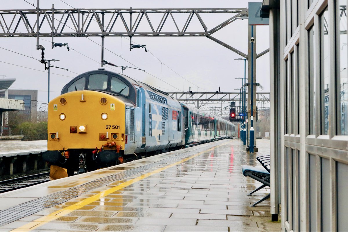 HiPa125's tweet image. EuroPhoenix #Class37 37501 ‘Teesside Steelmaster’, with Alstom #Class730 730226 LNR #Aventra in-tow, working ROG 5Q66 1308 Crewe Electric Traction Maintenance Depot &amp;gt; Birmingham Tyseley Light Maintenance Depot through Stafford #WCML
