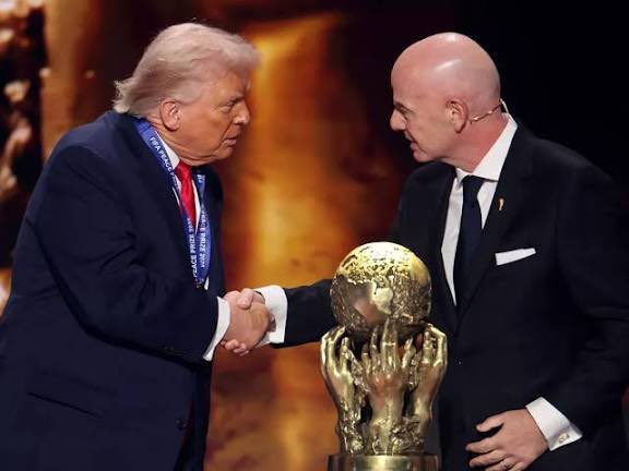 ¿De verdad el mundo del fútbol va a rendir pleitesía este verano a Trump y a su esbirro Infantino con la que está cayendo? ¿Pueden los países mandar sus selecciones de fútbol a EEUU para que saque pecho el autócrata y se haga aún más propaganda? ¿Dirá algo FIFA? 💸💸⚽️⚽️🤫🤫🫣🫣