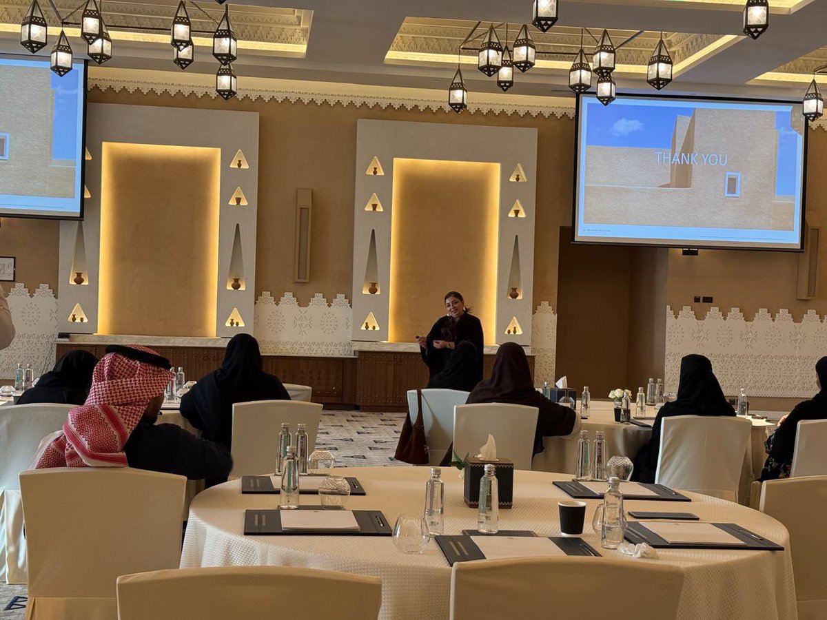 ضمن الزيارات الميدانية وتفعيل الشراكات مع القطاع الخاص، قام عدد من طلبة برنامج الماجستير التنفيذي وبرفقة د. احمد الشيحة و د. فهد الحقباني بزيارة فندق  باب سمحان ولقاء مسؤولي التسويق ومناقشة ابرز الاساليب والادوات التسويقية في قطاع الفنادق الفخمة (Luxury hotels).