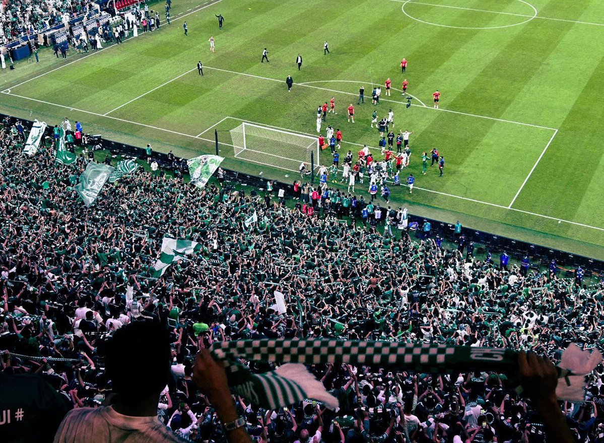 سبعه مباريات متتاليه كلها فوز 
وهذي المباراة الاخيره على ارضنا الشهر هذا وقبل مباراه الهلال 

اذا اللاعبين هدفهم الدوري فعيب علينا حنا كجمهور نكافئهم بحضور اقل من ٤٥ الف والله ،، يلاا ياضي عيينيي ييلااا ييلااا 😤🟢