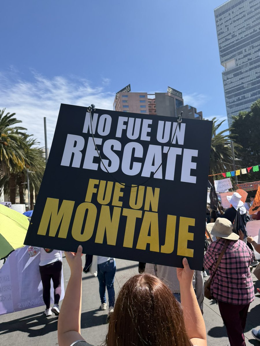 Se escucha “clara brugada devuelve a la manada” en la marcha en apoyo al Refugio Franciscano en contra del mal manejo del <a href="/GobCDMX/">Gobierno de la Ciudad de México</a> <a href="/ClaraBrugadaM/">Clara Brugada Molina</a> <a href="/Jualicra/">Julia Álvarez Icaza Ramírez</a>
