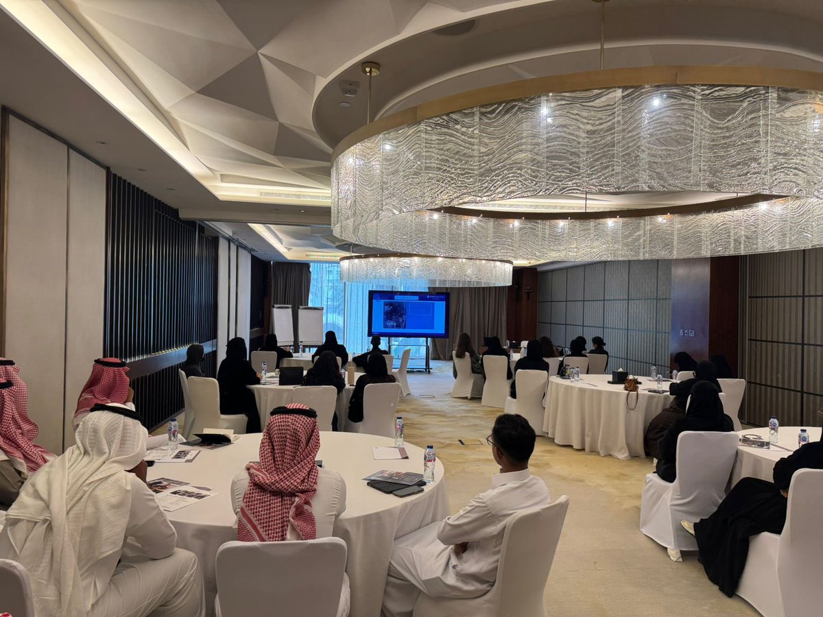 ضمن الزيارات الميدانية للقسم خلال الفصل الماضي قام د.محمد المنصوري و د.فهد الحقباني بعمل زيارة لطلاب وطالبات دبلوم الإدارة الفندقية إلى فندق Hyatt Regency. حيث تم خلال الزيارة عمل محاضرة تعريفية عن تاريخ الفندق والأعمال الذي يقوم بها والخبرات المتوقعه.