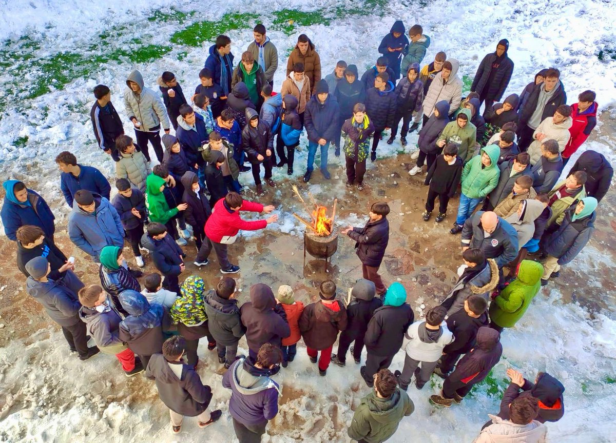 Deneyap Yarıyıl Kış Kampı tüm heyecanıyla devam ediyor! 
Gençlerimiz, Malatya Beydağı Gençlik Kampı’nın eşsiz kış atmosferinde;takım oyunları, atölye çalışmaları  ve istasyon etkinlikleriyle dolu verimli bir yarıyıl tatili geçiriyor.❄️🏕️

#surgm