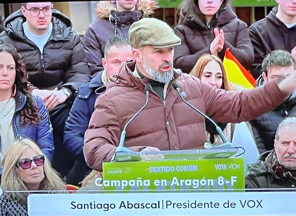 El vago fascista ya se ha colocao la gorra de señorito... No cambia este tío... Todo obrero que vote a este vago necesita tto sicologico urgente.