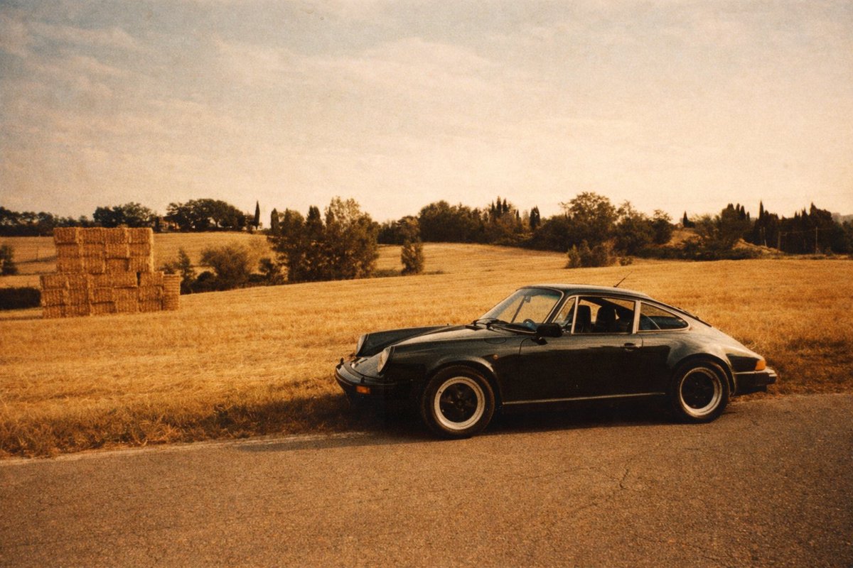 NoSpeedLimit_it's tweet image. #ItalianSummer '70s vibes 🇮🇹
Air warm, fields gold, engine cooling after the long way home. Some roads you drive, some roads you feel. 🏁✨
#Porsche911Carrera30 #VintageVibes #1970s #ClassicCars #CountrysideDrive #AirCooled #CarPhotography #GoldenHour #AnalogFeel #Fiona