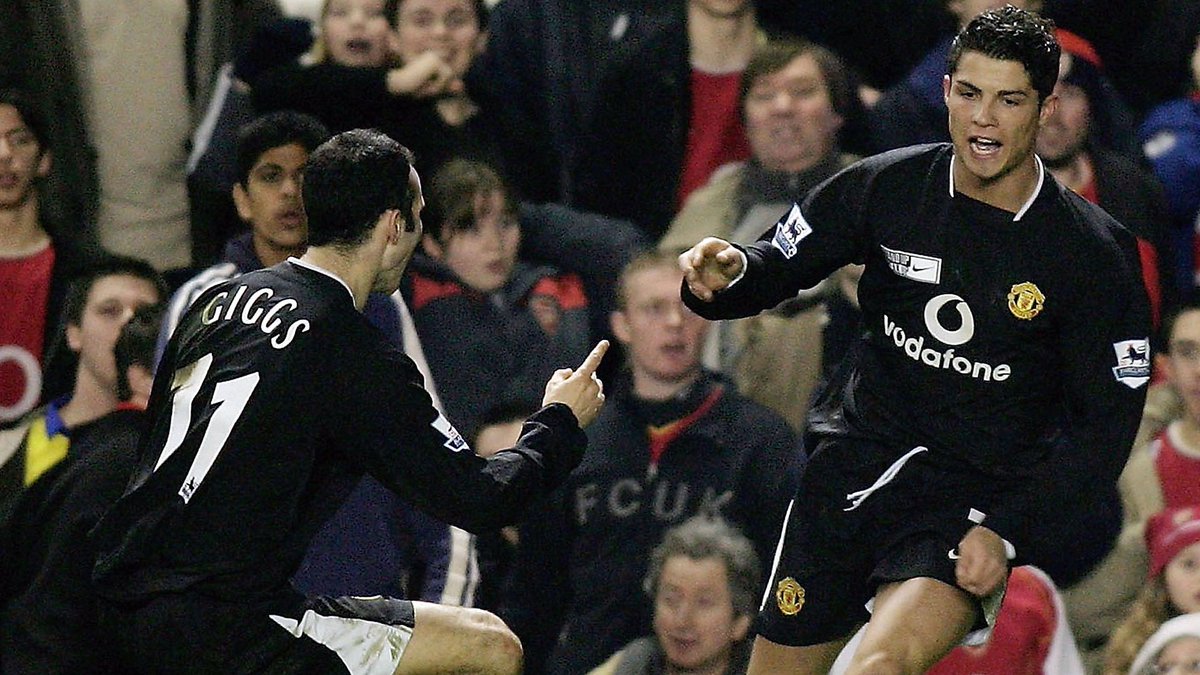 GGMU99RED's tweet photo. Black kit away to Arsenal... the game is over before it starts #ARSMUN https://t.co/qho408s5np