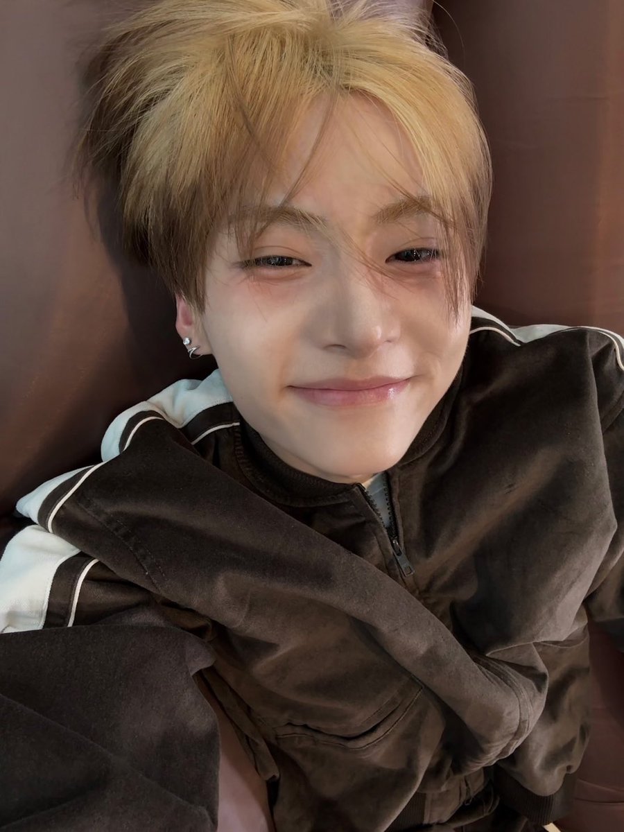 ctrlanton's tweet image. thank god this isn’t a photocard