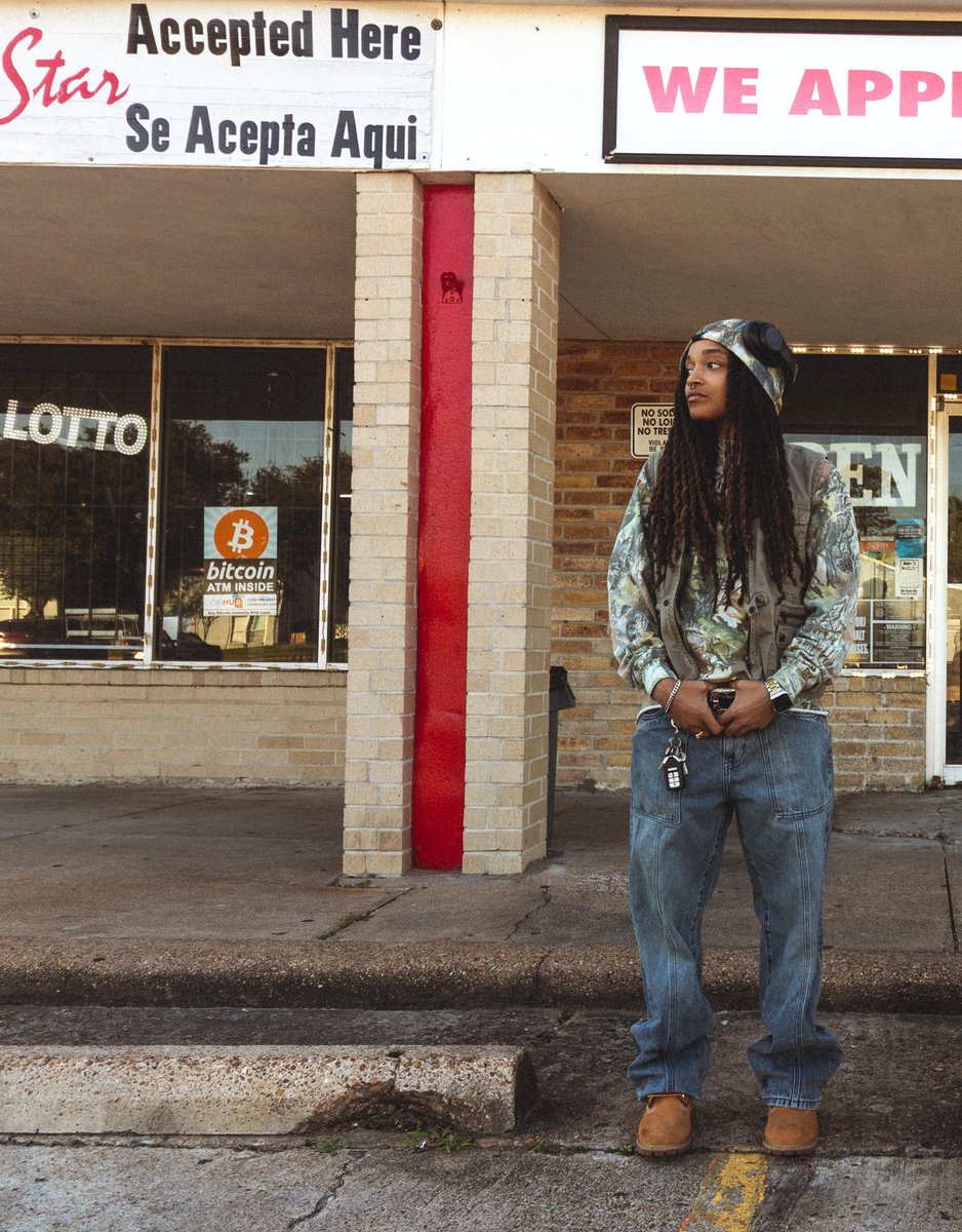 lordhippyflaco's tweet image. sometimes i look at the ground to make sure my steps match my prayers 🤲🏽📿 #firstlaw 

📸: @mellow__vibe