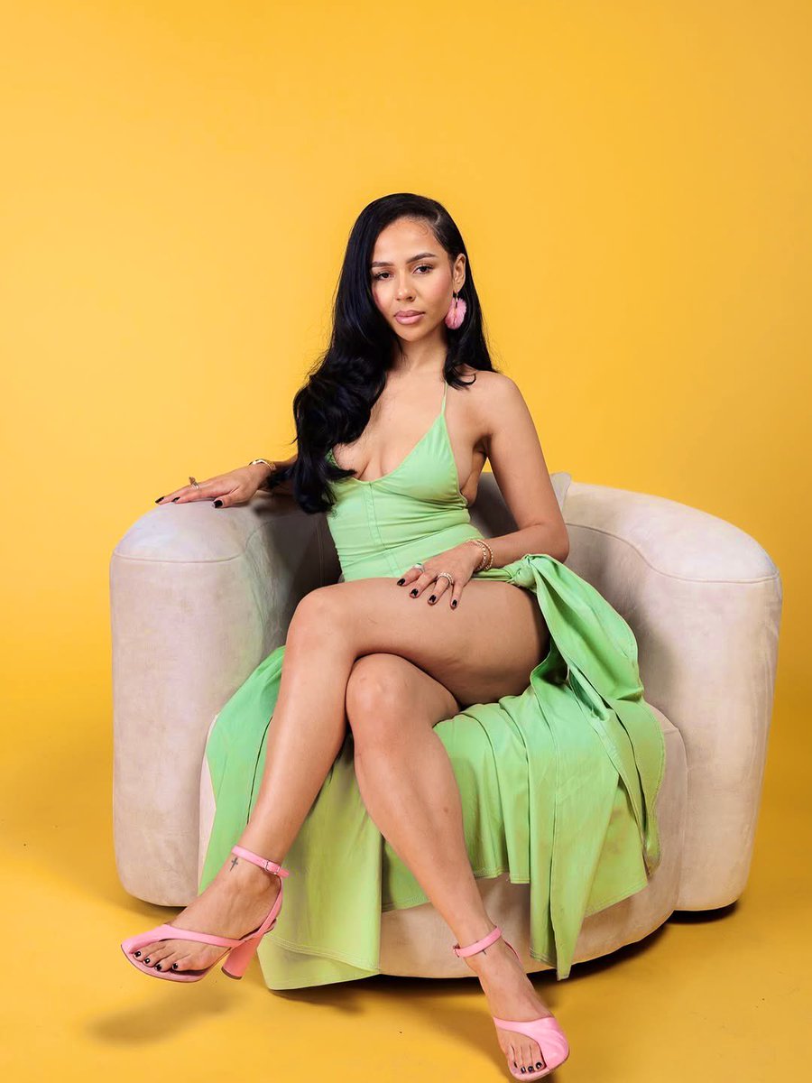 hourlymts's tweet image. Mariah the Scientist’s shoe cam is 🔥