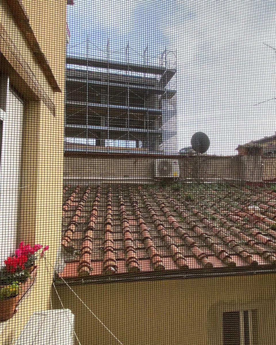 LIMEN_it's tweet photo. Un altro"cubo nero" in via San Gallo a Firenze, controverso progetto di trasformazione dell'ex ospedale militare in un resort di lusso, contestato per l'impatto urbanistico e paesaggistico. Il cantiere prevede una torre di 23 mt. Urbanistica contrattata nel Centro storico. https://t.co/SOnOvOV8aK