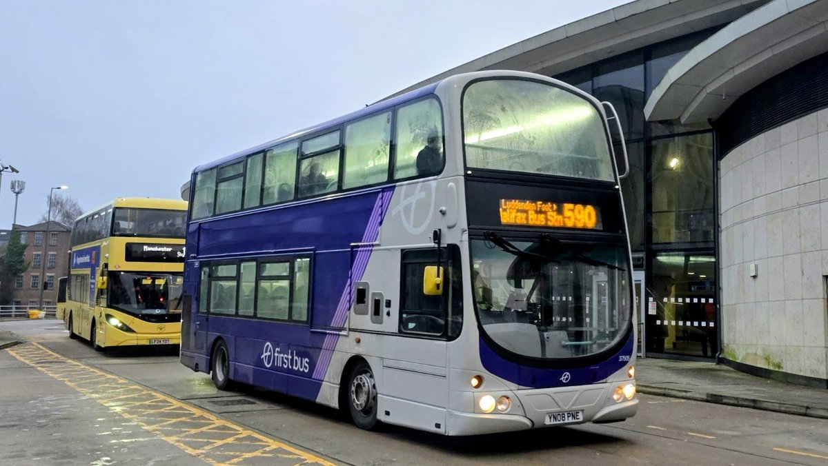 WC2512's tweet image. Ultravilot does look good on B9s! 😍

#FirstWestYorkshire 37505 - YN08 PNE in #Rochdale Interchange this afternoon working a 590 service back to #Halifax.