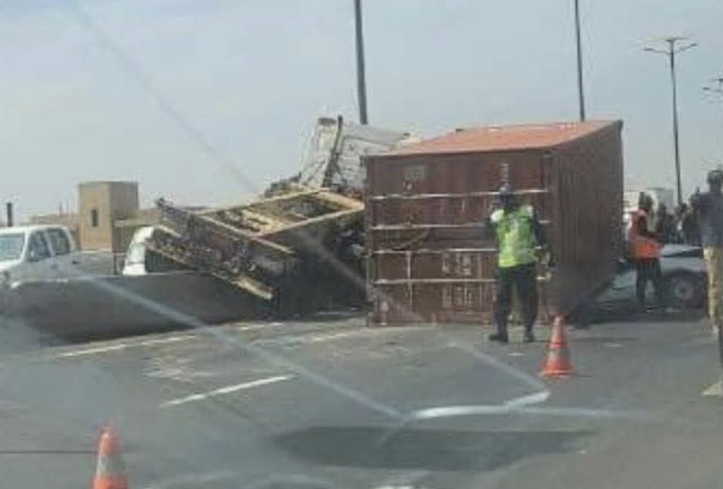 5 morts et 2 blessés à Keur Ndiaye Lo : les circonstances de l'accident sur l'Autoroute de l'Avenir
Un grave accident de la circulation impliquant un poids lourd et un véhicule léger est survenu ce dimanche vers 13 heures sur l’Autoroute de l’Avenir, à hauteur de l’axe Keur