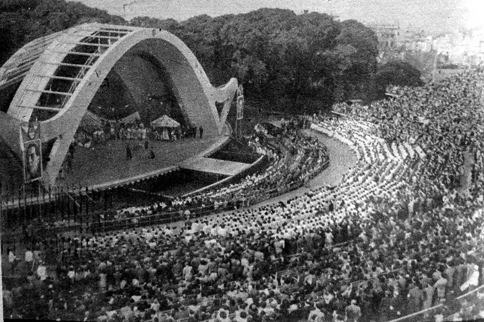 Anfiteatro Eva Perón en Parque Centenario, Ciudad de Buenos Aires. Demolido luego del Golpe de Estado de 1955 por ser "Arquitectura Peronista".
