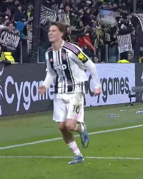 RobertoDil10970's tweet image. YILDIZ ! ⚽🤍🖤