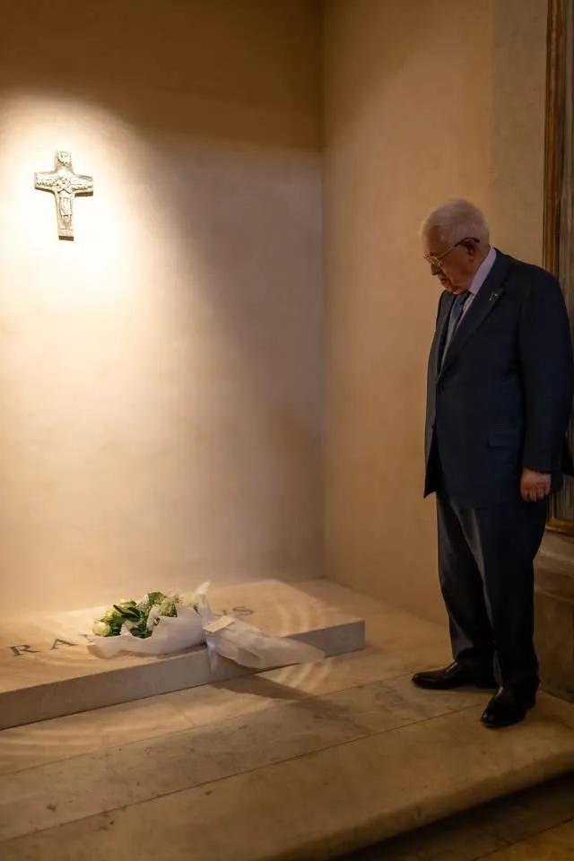 KarinArcus_ok's tweet image. El presidente de Palestina mostrando respeto al Papa Francisco.