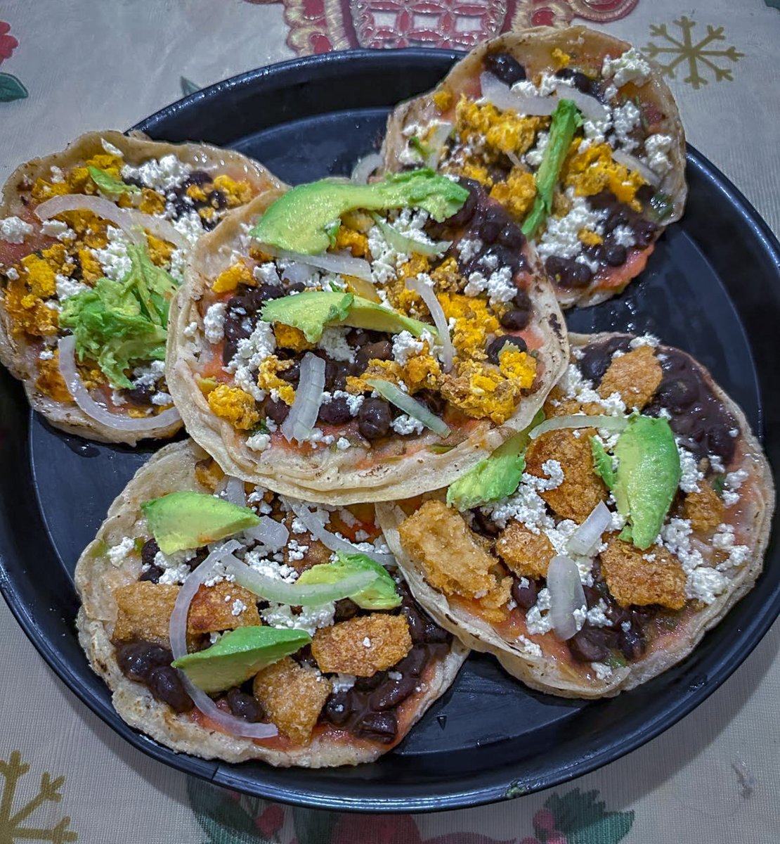 love_veracruz_'s tweet photo. #Picadas con chicharron, huevo con longaniza, salsa ranchera, frijolitos de la olla y aguacate. La masa y la manteca son del ranchito. Preparadas por mi hermanita #Elena #Veracruz https://t.co/v0hiYyG147