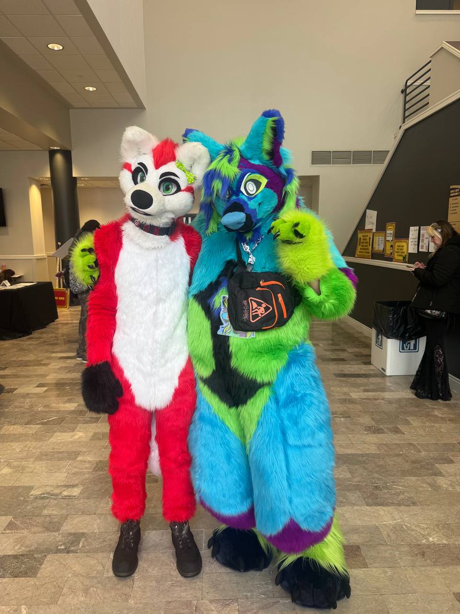 ChiliTheHusky's tweet photo. Went to an anime convention with friends and learned how hot it was to fullsuit lol https://t.co/3fzZbtlJ2g
