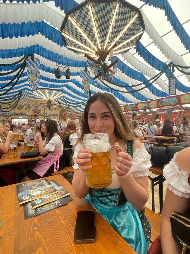 Ortalama bir İskandinav vatandaşı:
• Spor salonuna gitmez.
• Tereyağı ve tam yağlı ürünler yer. 
• Düzenli alkol tüketiyor.

Buna rağmen dünyanın en mutlu insanları onlar ve çok daha uzun yaşıyorlar. İşte onların ters köşe yaşam sırları:

1. Sauna: Lüks Değil, İlaç