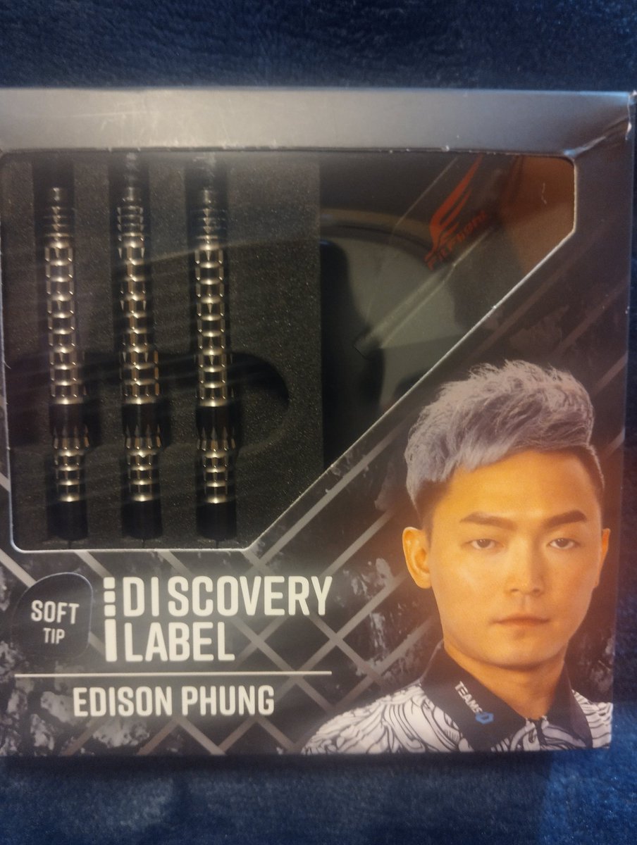 COSMODARTS製

DISCOVERY LABELエディソン・パン

(スペック)
WEIGHT       １９g
DEMETER   ６.４mm
LENGTH       ５３mm

強調しすぎず手に程良く馴染むストレートバレルで価格帯も良心的で初心者から上級者までお勧めできます😊
２枚目が現行セッティングです🫡

綺麗で気に入ってます😉✨