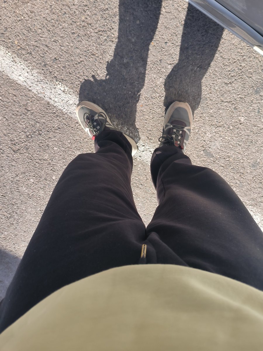 Alph_8's tweet image. Hoy está haciendo más calor, asique imagínate como tendré los pies, arrodíllate y compruébalo, sumiso