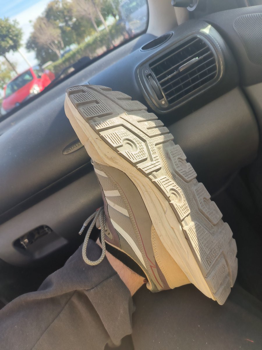 Alph_8's tweet image. Hoy está haciendo más calor, asique imagínate como tendré los pies, arrodíllate y compruébalo, sumiso