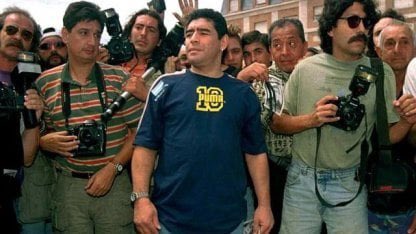 futboltrotters's tweet photo. Se cumplen 29 años del asesinato de José Luis Cabezas. A pocos días del hecho, Diego, que se encontraba de pretemporada con Boca Juniors, fue parte de la marcha de los reporteros gráficos para pedir justicia. https://t.co/Xa9PGWASTB