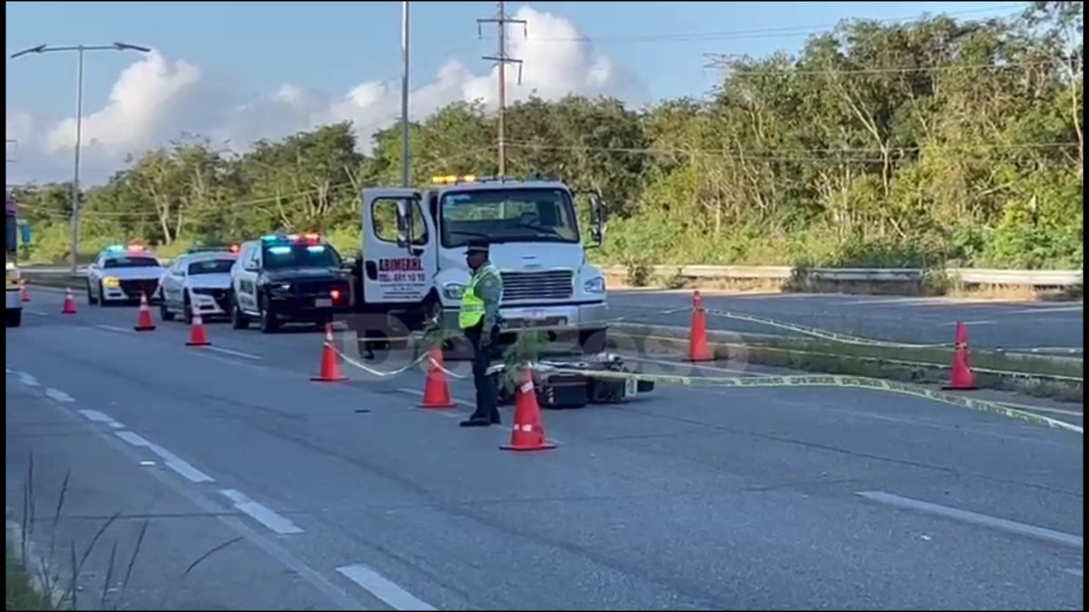 Ya empezó trágica la mañana: accidente en carretera hacia Tulum cobra la vida de un motociclista.