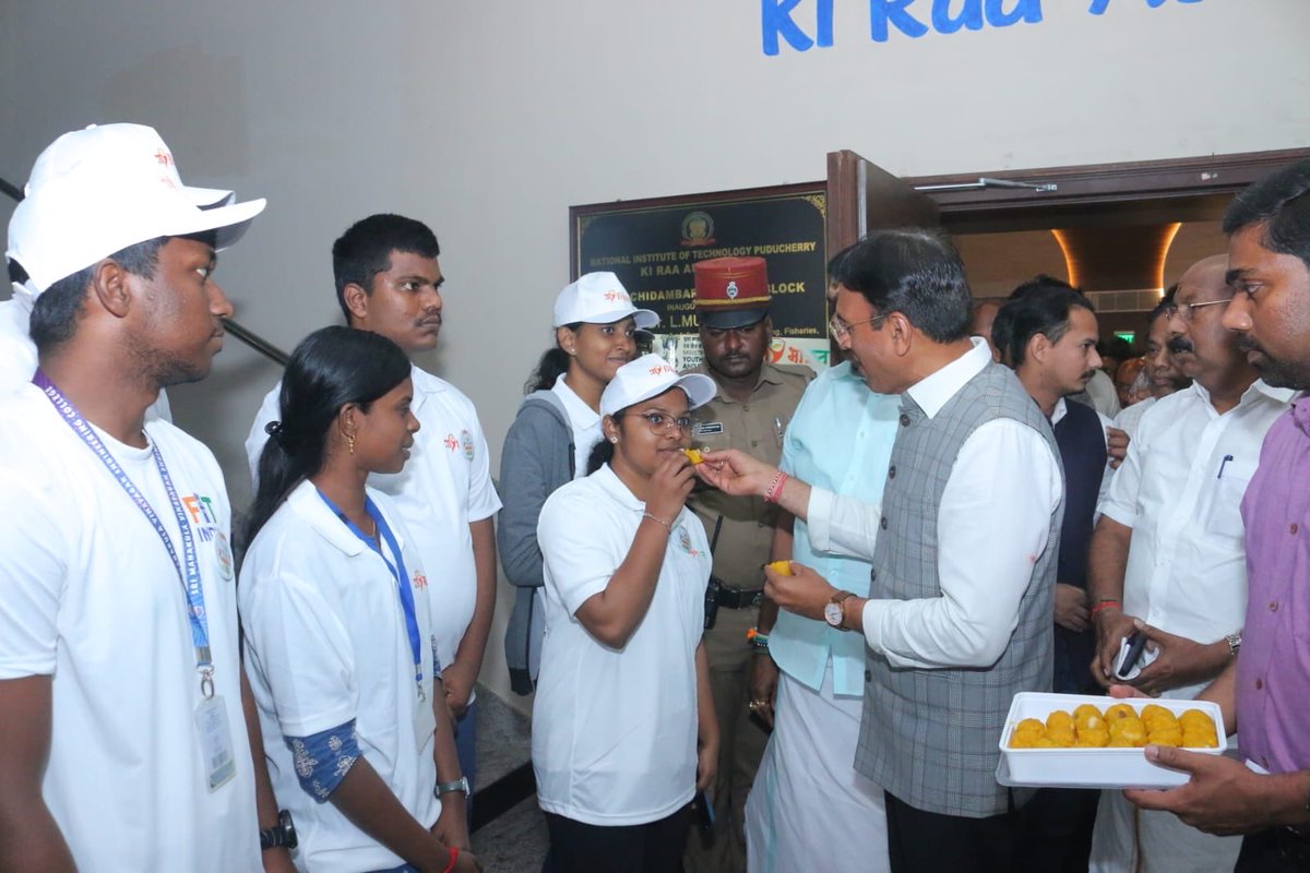 लोकतांत्रिक भागीदारी का उत्सव!

प्रधानमंत्री श्री @NarendraModi जी के आह्वान अनुसार आज पहली बार वोट देने वाले हमारे युवा साथियों को मिठाई खिलाकर बधाई दी। 

📍NIT, Karaikal