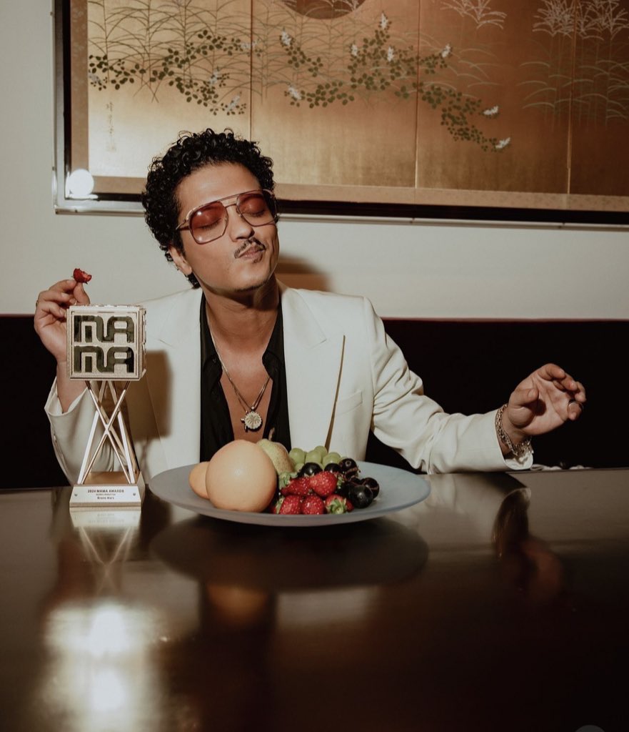 BrunoMarsAccess's tweet photo. Spotify Global Charts: 

#6. I Just Might — 4.4M
#14. Die With a Smile — 3.1M
#30. Locked Out Of Heaven — 2.3M
#37. That’s What I Like — 2.2M
#40. APT. — 2M
#83. Just The Way You Are — 1.6M
#88. When I Was Your Man — 1.6M
#100. It Will Rain — 1.5M
#165. Talking To The Moon — 1.3M
#191. Nothin’ On You — 1.2M

— Bruno Mars segue sendo o artista com mais músicas charteando no Spotify Global Charts. ✨