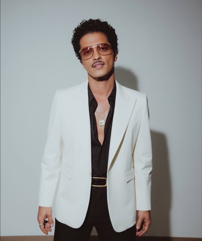 BrunoMarsAccess's tweet photo. Spotify Global Charts: 

#6. I Just Might — 4.4M
#14. Die With a Smile — 3.1M
#30. Locked Out Of Heaven — 2.3M
#37. That’s What I Like — 2.2M
#40. APT. — 2M
#83. Just The Way You Are — 1.6M
#88. When I Was Your Man — 1.6M
#100. It Will Rain — 1.5M
#165. Talking To The Moon — 1.3M
#191. Nothin’ On You — 1.2M

— Bruno Mars segue sendo o artista com mais músicas charteando no Spotify Global Charts. ✨